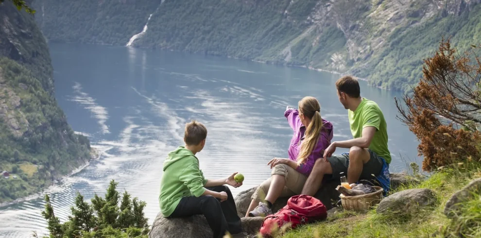 Picnic+with+a+view+in+Geiranger-CH++-+VisitNorway-2880w