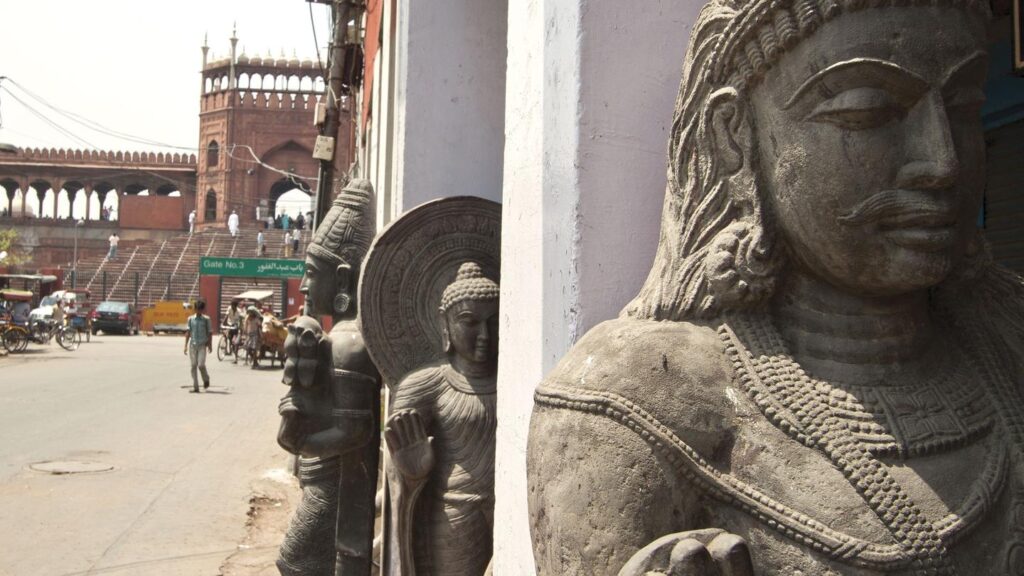 itinerary_lg_2India-Dehli-Street-Statue-Jaymie-Bachiu-2011-IMG6534-Lg-CMYK