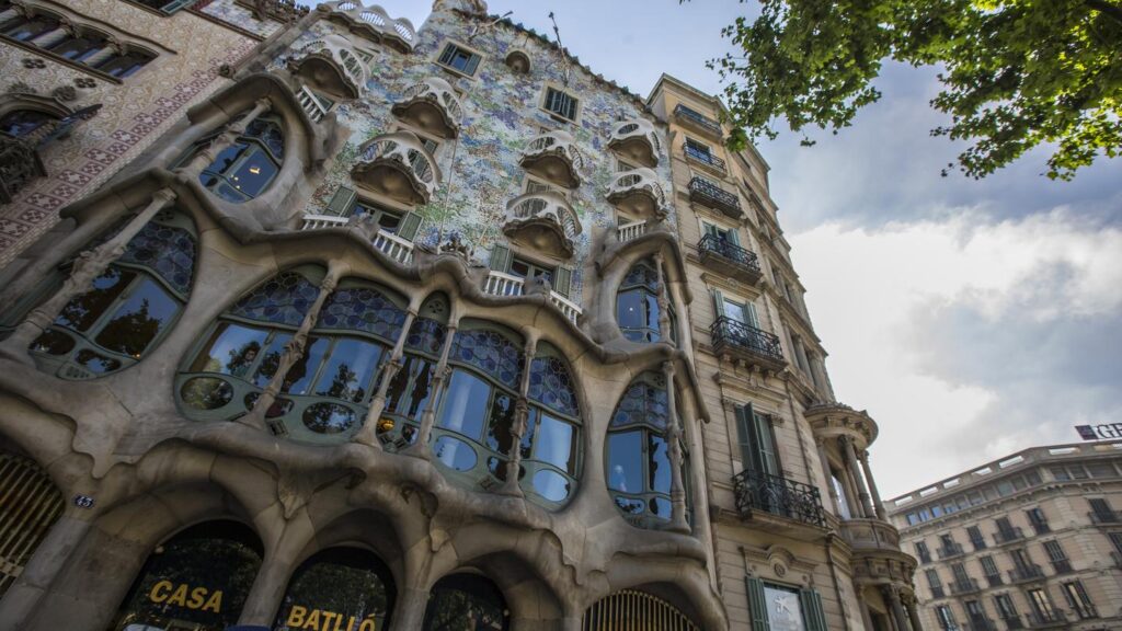 itinerary_lg_Spain_Barcelona_Casa_Batllo_Gaudi_Architecture_-_IMG4032_Lg_RGB